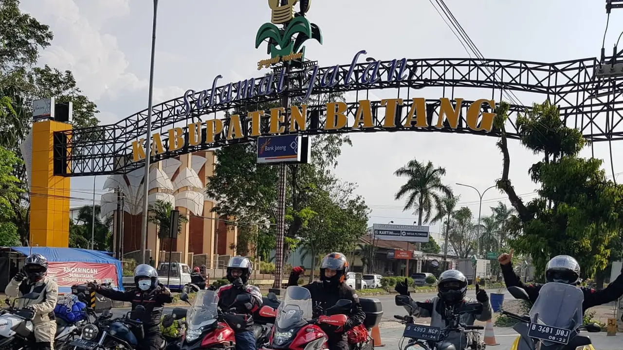 Kelompok Grandpa Biker jelajah pantura dari Jakarta ke Batu (Foto: Nugroho Dewanto)
