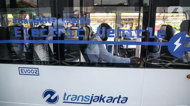 Bus listrik Transjakarta jelang uji coba di Kantor Pusat Transjakarta, Senin (6/7/2020). Layanan ini akan beroperasi setiap hari, mulai pukul 10.00-20.00 WIB dan berhenti di halte-halte Non-BRT di sepanjang rute Blok M hingga Balai Kota. (Liputan6.com/Faizal Fanani)