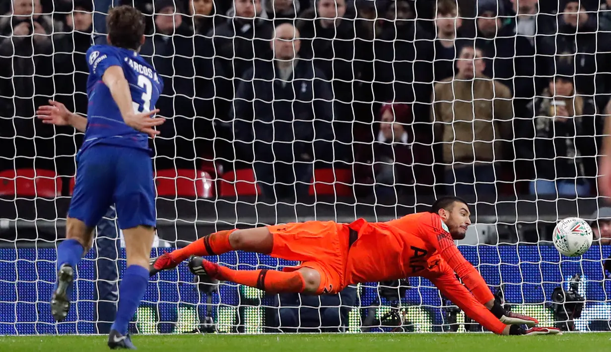Kiper Tottenham Hotspur, Paulo Gazzaniga, menangkis tembakan pemain Chelsea, Marcos Alonso pada pertandingan leg pertama semifinal Piala Liga Inggris, di Stadion Wembley, Rabu (9/1). Tottenham Hotspur berhasil mengalahkan Chelsea 1-0. (AP/Frank Augstein)