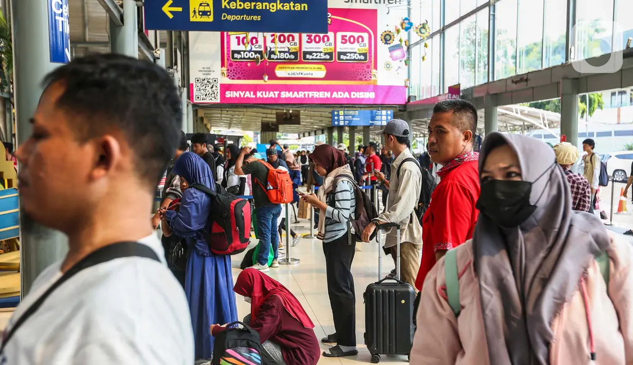 PT Kereta Api Indonesia (Persero) Daop 1 Jakarta mencatat keberangkatan Angkutan Lebaran 2024 pada Rabu (3/4/2024) mencapai lebih dari 42 Ribu lebih penumpang. (Liputan6.com/Angga Yuniar)