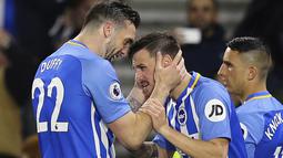 Para pemain Brighton merayakan gol Pascal Gross ke gawang Tottenham pada lanjutan Premier League di AMEX Stadium, Brighton, (17/4/2018). Tottenham bermain imbang 1-1 lawan Brighton. (Gareth Fuller/PA via AP)