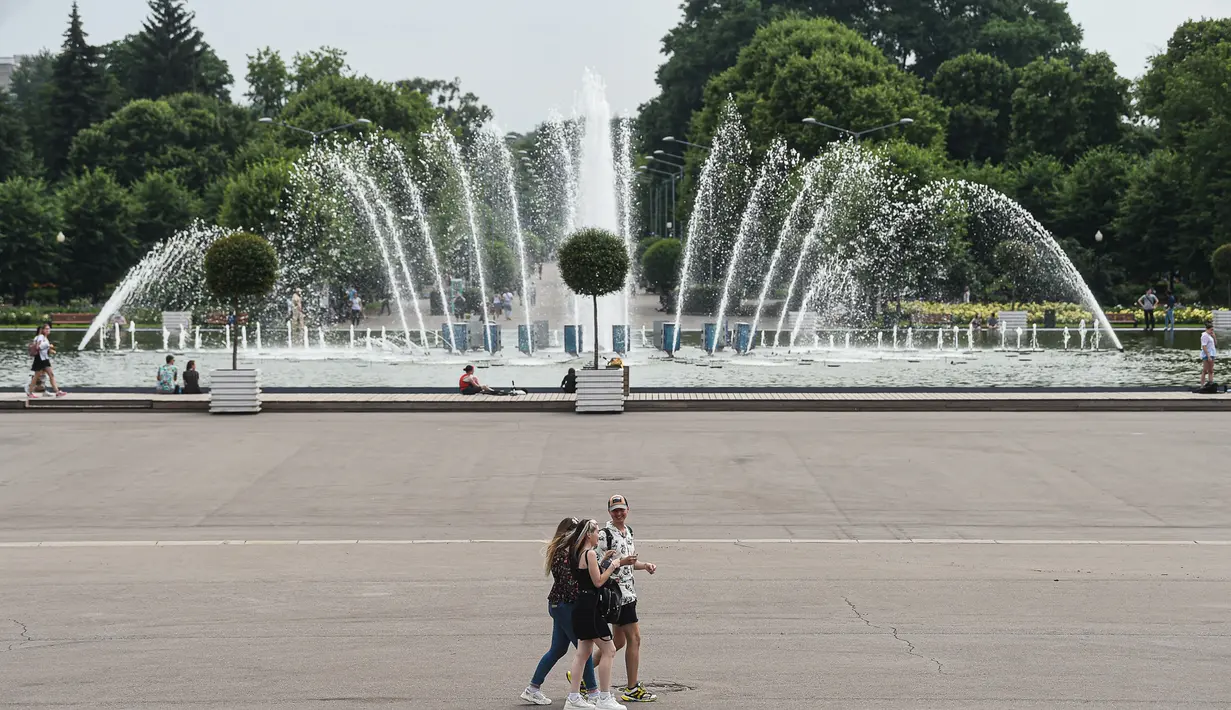 Warga berjalan di sebuah taman di Moskow, Rusia (8/7/2020). Rusia melaporkan 6.562 kasus baru COVID-19 dalam 24 jam terakhir, sehingga totalnya bertambah menjadi 700.792, demikian disampaikan pusat tanggap coronavirus negara tersebut dalam pernyataannya pada Rabu (8/7). (Xinhua/Evgeny Sinitsyn)
