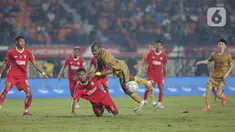 Pemain depan Dewa United, Alex Martins Ferreira (atas tengah) berebut bola dengan gelandang Liga Indonesia All Star, Amiruddin Bagas Kaffa saat laga perebutan tempat ketiga turnamen Piala Presiden 2025 di Stadion Si Jalak Harupat, Bandung, Jawa Barat, Sabtu (12/7/2025). (Liputan6.com/Helmi Fithriansyah)