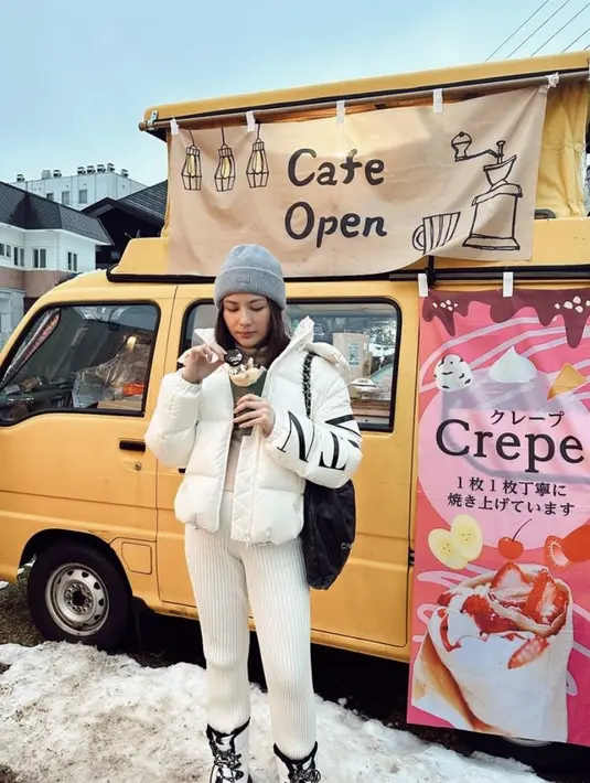 Ia juga memadukan padding jaketnya dengan celana putih knit, sambil mengenakan beanie abu-abu.  [@jscmila]