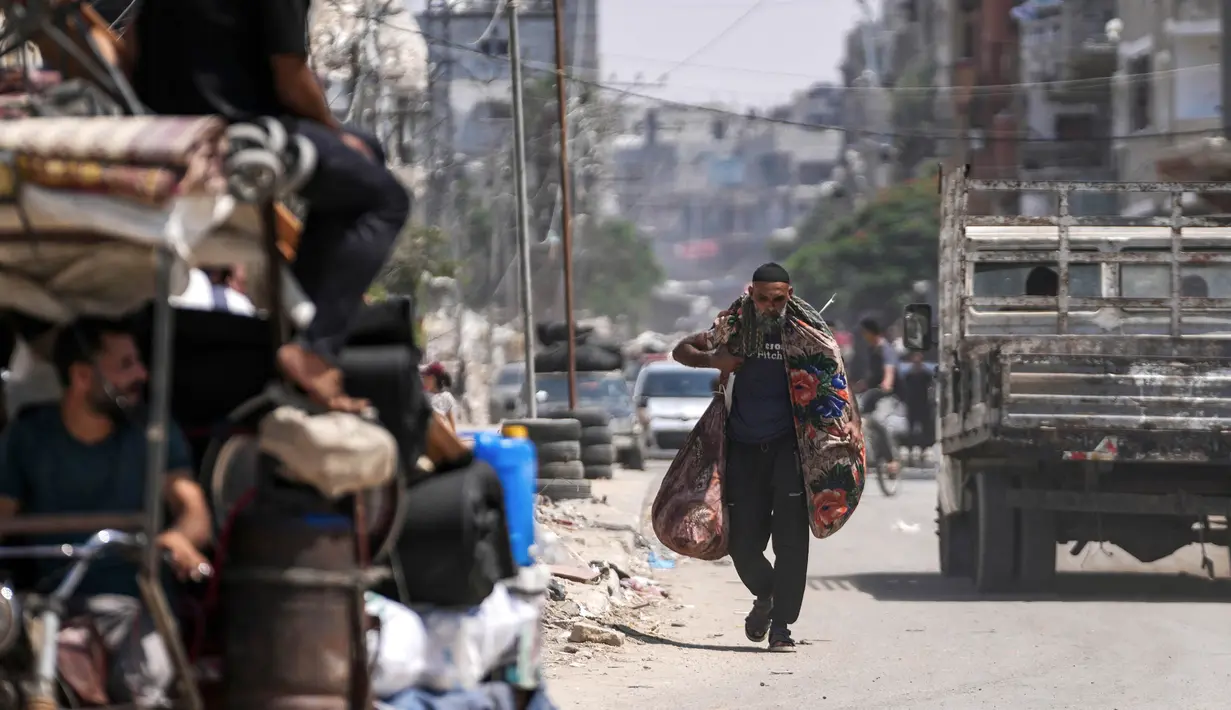 Ini menjadi bagian dari evakuasi massal yang diperintahkan oleh militer Israel menjelang operasi. (AP Photo/Abdel Kareem Hana)