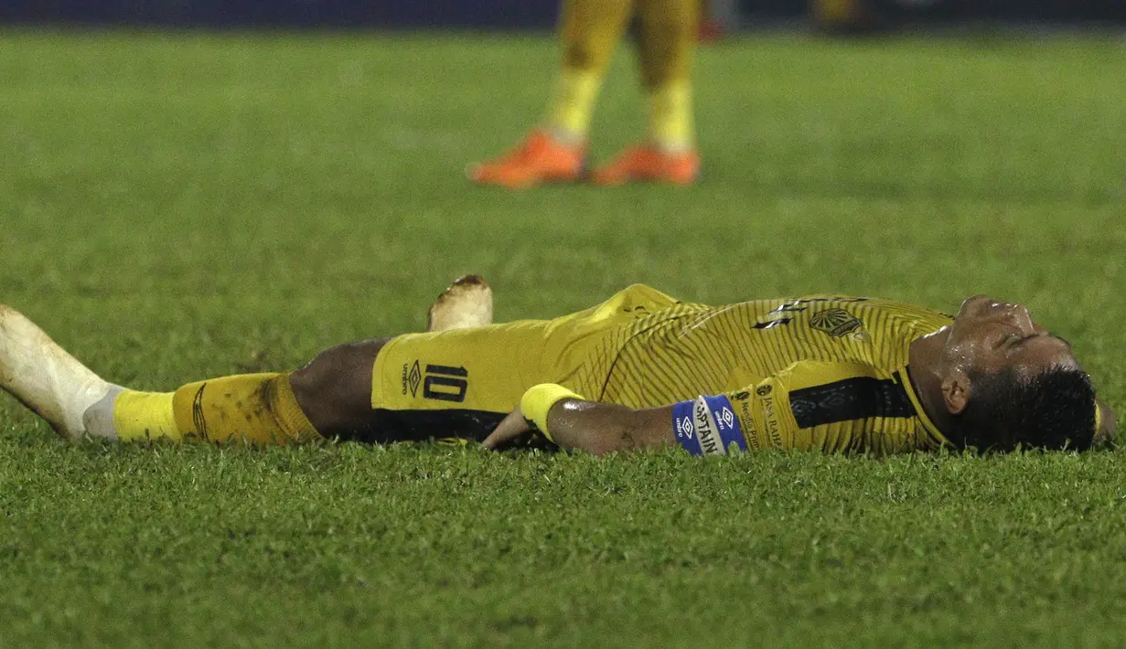 Bek Bhayangkara FC, Jajang Mulyana, terjatuh saat melawan PSIS Semarang pada laga Piala Indonesia di Stadion PTIK, Jakarta, Selasa (19/2). Akibat kejadian itu Jajang langsung dilarikan ke rumah sakit. (Bola.com/Yoppy Renato)