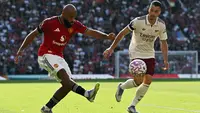 Penyerang Manchester United (MU), Bryan Mbeumo, dibayangi winger Arsenal, Gabriel Martinelli, dalam laga pekan pertama Premier League 2025/2026 di Old Trafford, Minggu (17/8/2025) malam WIB. MU kalah 0-1 dari Arsenal dalam laga ini. (Paul ELLIS / AFP)