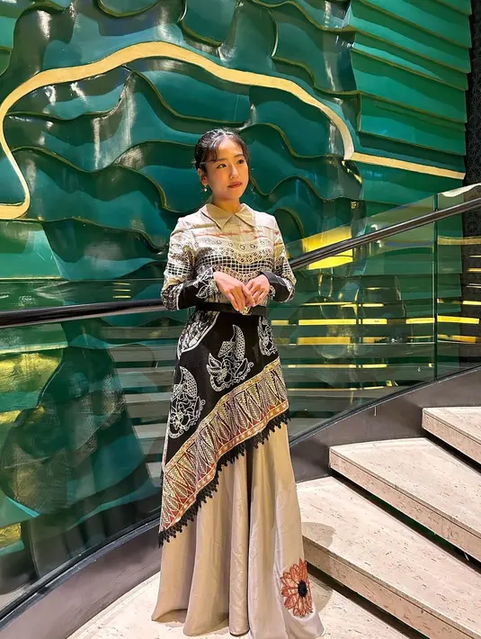 Rambutnya ditata bergaya updo dengan menyisakan berapa poni di depan. Disempurnakan polesan makeup natural. [Foto: IG/haruuuu_chan].