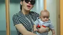 Syahrini menampilkan sisi keibuannya ketika menggendong keponakannya yang masih bayi tersebut. Sepertinya sang ‘Princess’ ini ingin merasakan bagaimana menjadi seorang ibu.  (Galih W. Satria/Bintang.com)
