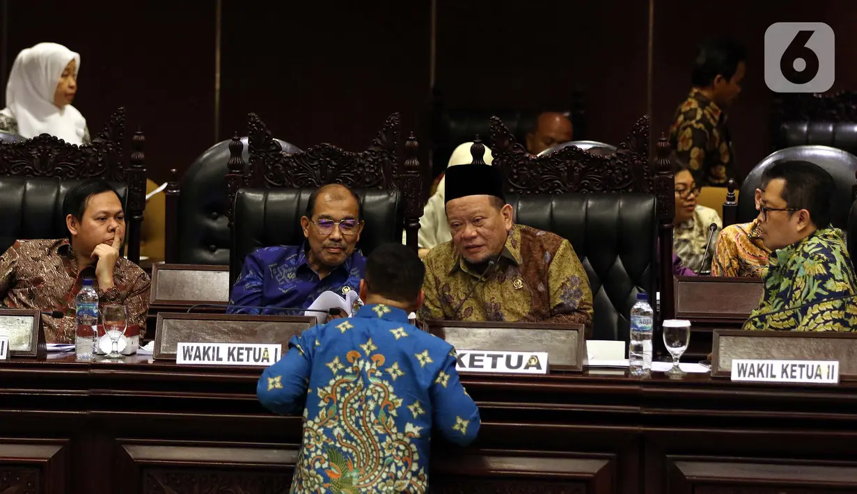 Ketua DPD La Nyalla Mahmud Mattalitti ( kanan) bersama wakil ketua DPD Nono Sampono (tengah) Sultan Bachtiar Najamudi (kiri) dan Mahyudin (kanan) saat memimpin jalannya rapat paripurna di gedung Nusantara V, kompleks MPR/DPR, Senayan, Jakarta, Rabu (2/10/2019). (Liputan6.com/Johan Tallo)