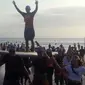 Papan selancar seberat 70 kilogram itu bisa dinaiki tujuh peselancar saat beraksi di Pantai Kuta, Bali. (Liputan6.com/Dewi Divianta)