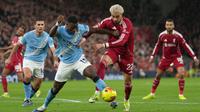 Marc Guehi dan Hugo Ekitike berebut bola dalam laga Premier League antara Liverpool vs Manchester City di Anfield, 8 Februari 2026. (AP Photo/Jon Super)