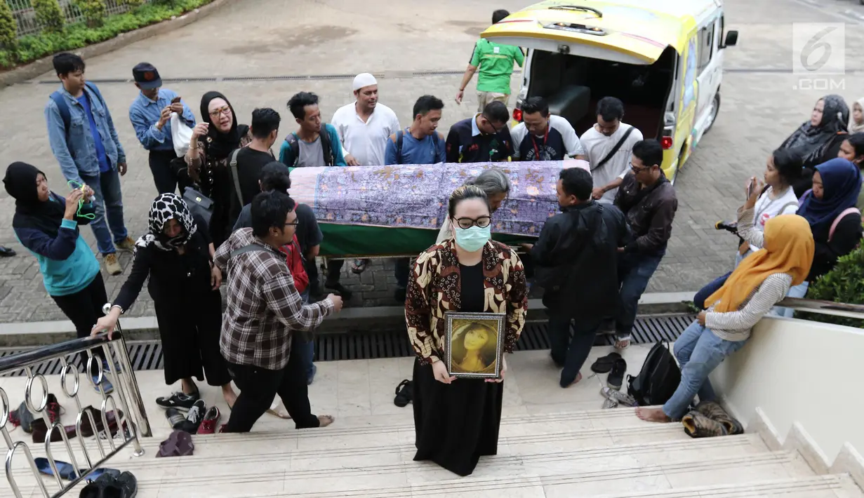 Jenazah Yana Zein saat tiba di masjid Baitul Rahman, Cinere, Depok, Jawa Barat, Jumat (2/6). Yana Zein meninggal pada kamis (1/6/2017), karena kanker payudara stadium VI yang dideritanya. (Liputan6.com/Herman Zakharia)