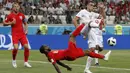 Gelandang Inggris, Raheem Sterling, melakukan tendangan salto saat melawan Tunisia pada laga Grup G Piala Dunia di Volgograd Arena, Volgograd, Senin (18/6/2018). Inggris menang 2-1 atas Tunisia. (AP/Frank Augstein)
