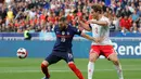 Pemain depan timnas Prancis Karim Benzema (kiri) berebut bola dengan bek Denmark Joachim Andersen pada laga perdana Grup A UEFA Nations League di Stade de France, Paris, Prancis, Sabtu(4/6/2022) dini hari WIB. Prancis harus rela menelan kekalahan 1-2 dari tamunya Denmark. (Franck FIFE / AFP)