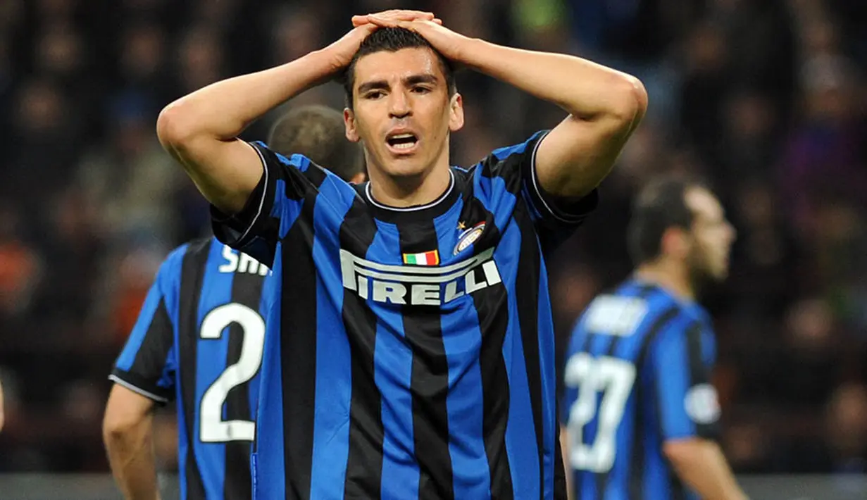 1. Lucio - Bek tangguh asal Brasil ini meninggalkan Inter Milan pada 2012 untuk bergabung dengan Juventus. Namun kerjasamanya dengan Juve hanya berlangsung singkat hanya sampai Desember 2012. (Photo by GIUSEPPE CACACE / AFP)