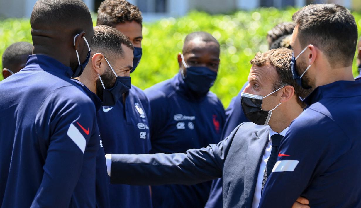 Pada kesempatan yang sama, Macron juga memuji kualitas Benzema sebagai pemain sepak bola dan betapa senangnya dirinya setelah Benzema kembali bergabung dengan Les Blues. (Foto: AFP/Pool/Franck Fife)