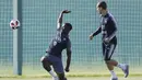 Paul Pogba (kiri) gagal mengamankan bola sepakan Antoine Griezmann saat sesi latihan di Glebovets, Rusia, (12/7/2018). Latihan tersebut sebagai persiapan Prancis melawan Kroasia pada Final Piala Dunia 2018. (AP/David Vincent)