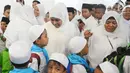 Ketua Umum Muslimat NU Khofifah Indar Parawansa menyapa anak yatim saat saat menggelar doa bersama di kompleks SUGBK, Jakarta, Sabtu (26/1). Puncak peringatan Harlah ke-73 Muslimat NU akan dilangsungkan 27 Januari 2019. (Liputan6.com/Herman Zakharia)