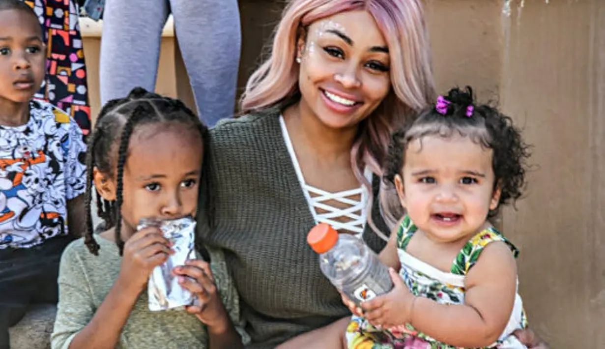 Blac Chyna sendiri saat itu tengah berada di taman bermain bersama dengan kedua anaknya, King Cairo dan Dream Kardashian. (Robin Lori)