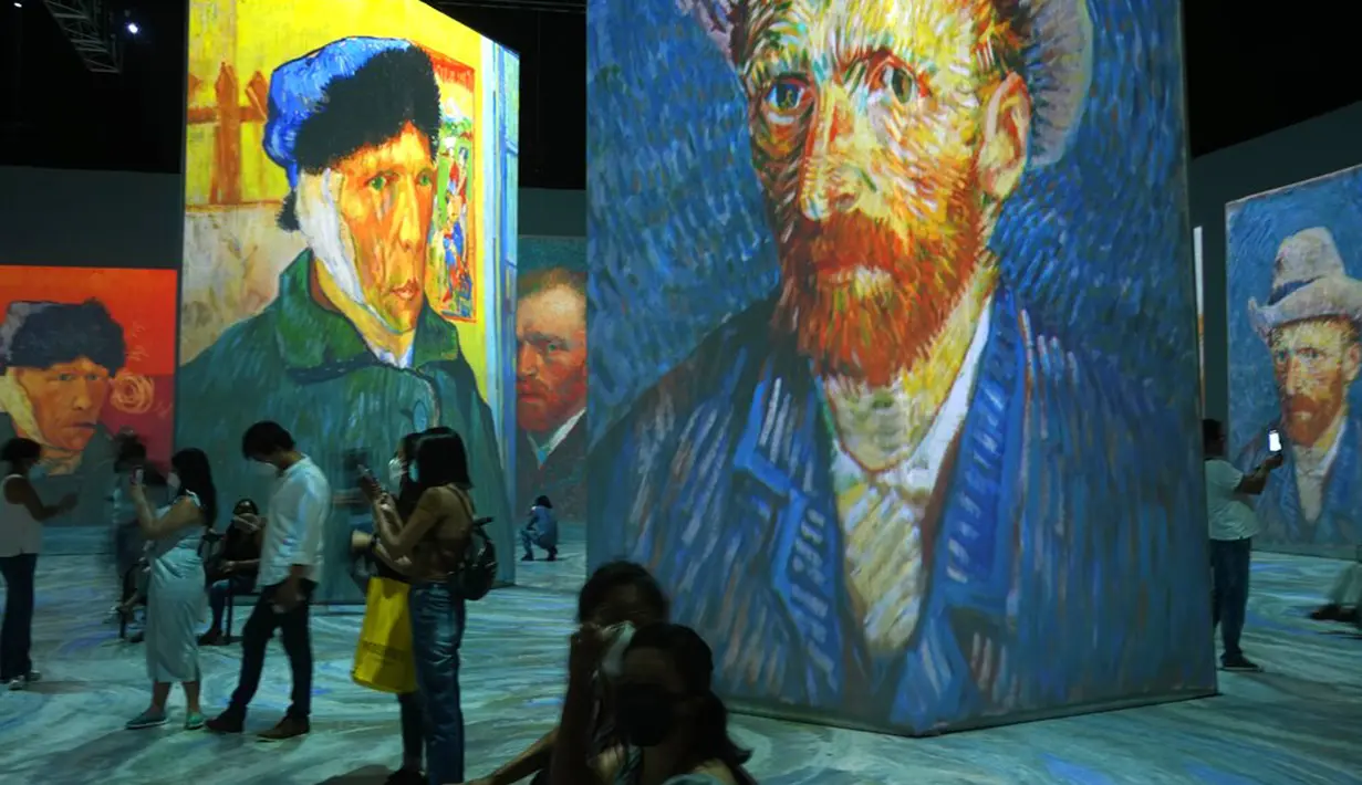 <p>Pengunjung menjelajahi Beyond Van Gogh, pameran virtual lukisan Vincent Van Gogh di Lima, Peru, 4 Maret 2022. (AP Photo/Martin Mejia)</p>