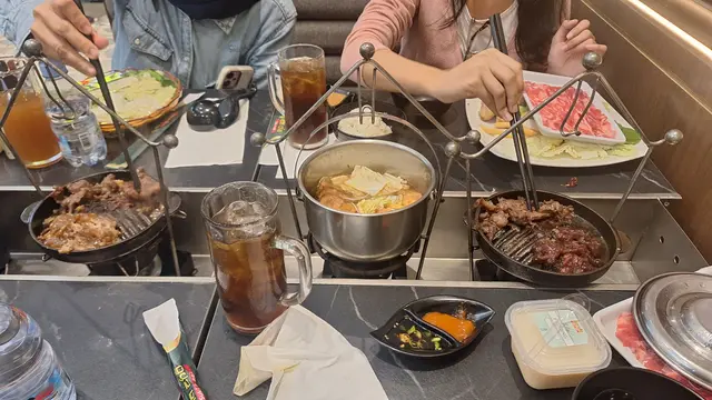 Raa Cha menyediakan self-service kepada para pelanggan untuk meracik menu makannya sendiri.