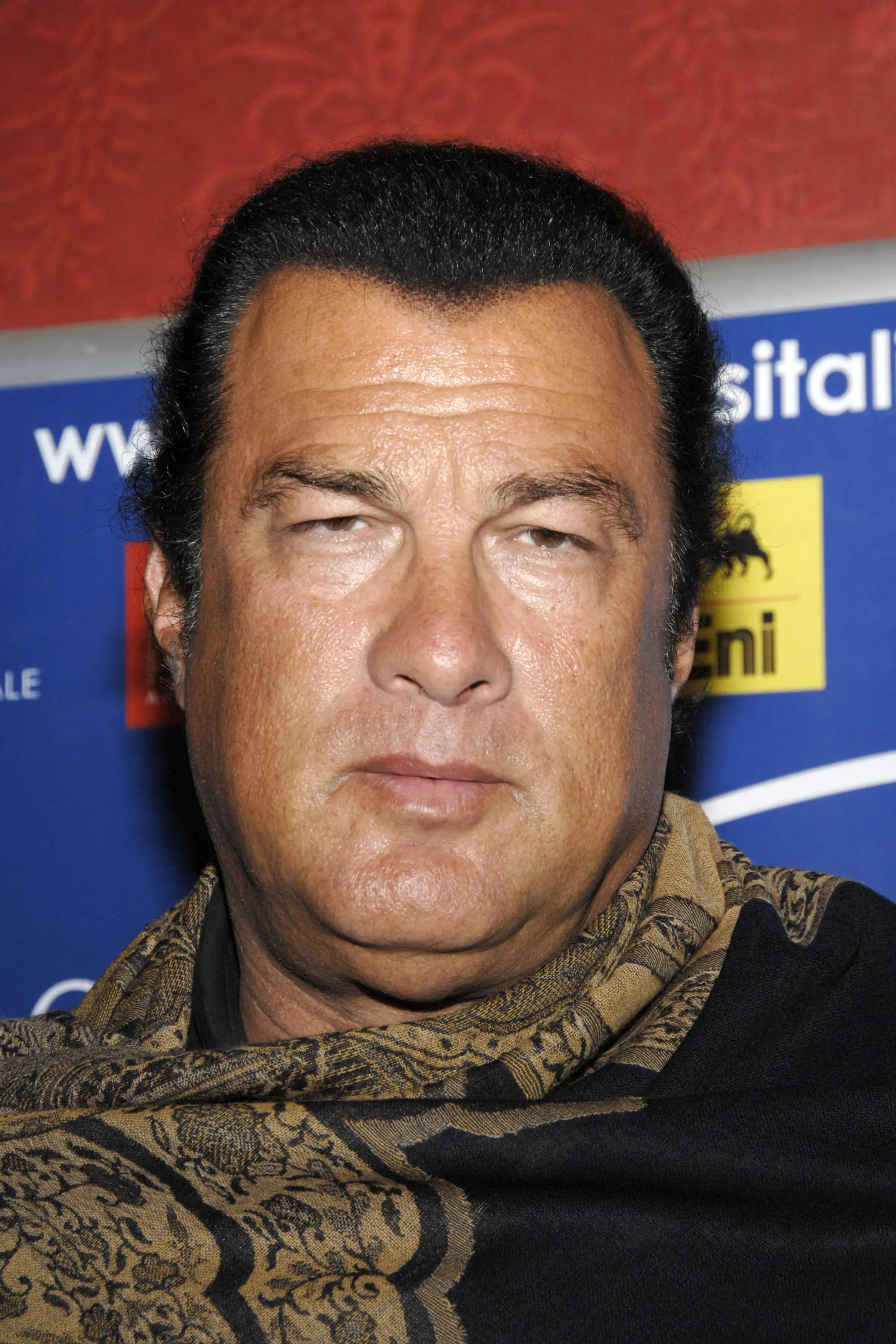 Steven Seagal mendapat penghargaan dari Belgrade-based Brothers Karic Foundation untuk aksi kemanusiaannya ketika ia berada di Belgrade. (AFP/Bintang.com)