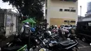 Pegawai kantor Balai Kota DKI Jakarta mengambil motor di Kelurahan Kebon Sirih, Jakarta, Rabu (16/1). Pelarangan pegawai Balai Kota untuk memarkirkan kendaraan di Gedung DPRD menyebabkan halaman Kelurahan penuh dengan motor. (Merdeka.com/Iqbal S Nugroho)