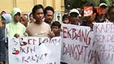 Unjuk rasa ratusan warga korban gempa di Balai Desa Sukasari, Kecamatan Banjarsari, Kabupaten Ciamis, Jawa Barat, berlangsung ricuh. 