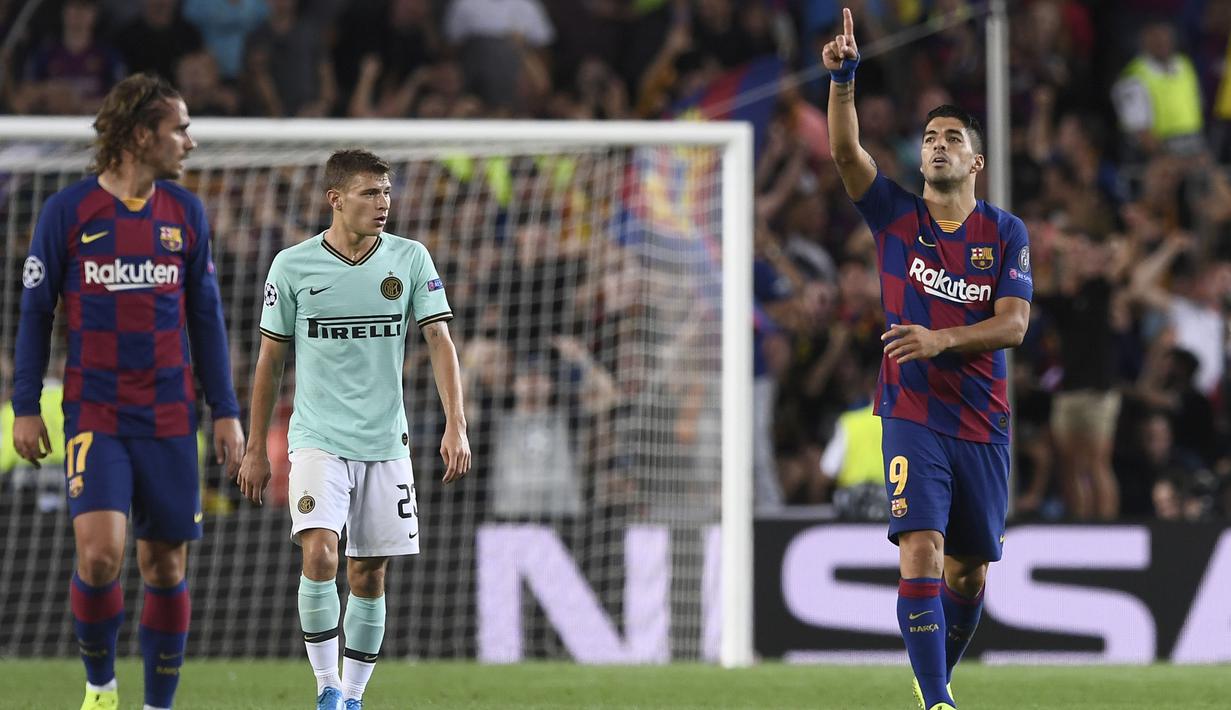 Striker Barcelona, Luis Suarez, merayakan gol yang dicetaknya ke gawang Inter Milan pada laga Liga Champions di Stadion Camp Nou, Barcelona, Rabu (2/10). Barcelona menang 2-1 atas Inter. (AFP/Josep Lago)