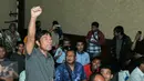 Haji Lulung mengepalkan tangannya saat menghadiri persidangan di Pengadilan Tipikor, Jakarta, Kamis (4/2/2016). Kehadirannya untuk melihat langsung Ahok bersaksi di kasus dugaan korupsi pengadaan UPS. (Liputan6.com/Yoppy Renato)