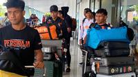 Beberapa pemain Persiraja Banda Aceh masih tertahan di Biak karena minimnya jadwal penerbangan ke Aceh. (Bola.com/Gatot Sumitro)