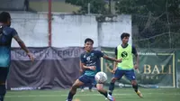 Pemain muda Persib, Mario Jardel tengah menjalani sesi latihan tim. (Bola.com/Muhammad Faqih)