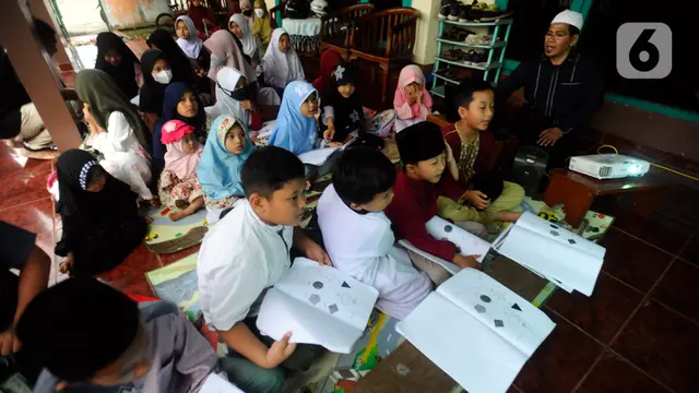 Isi Ramadhan, Anak-Anak Belajar Mengaji dan Bahasa Arab di Teras Rumah Warga