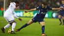 Pemain Swansea City, Renato Sanches (kiri) mencoba melewati adangan pemain Tottenham, Ben Davies pada lanjutan Premier League di The Liberty Stadium, Swansea, (2/1/2018). Tottenham menang 2-0. (AFP/Geoff Caddick)
