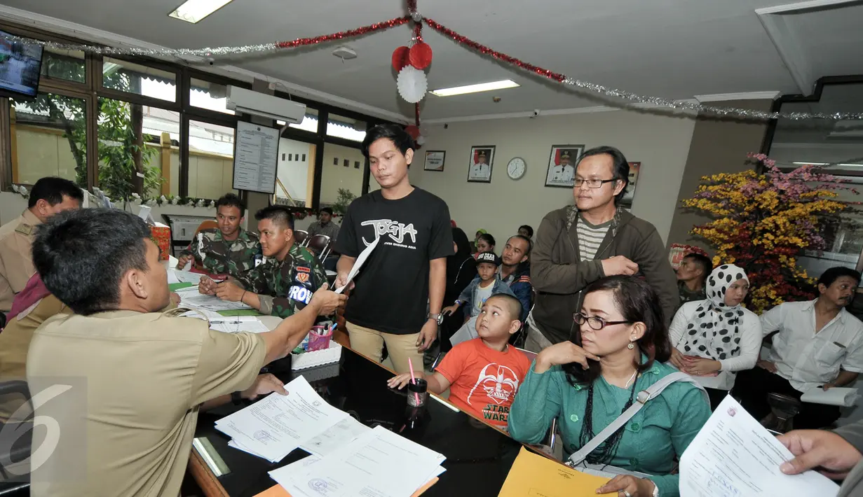 Sejumlah warga melakukan pendaftaran perekaman KTP elektronik (e-KTP) di Kelurahan Srengseng Sawah, Jakarta, Senin (29/8). Dukcapil Kemendagri memberikan tenggat waktu akhir perekaman data e-KTP hingga 30 September 2016. (Liputan6.com/Yoppy Renato)