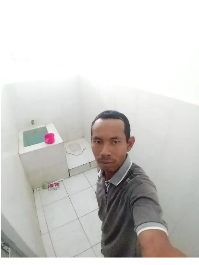 Pria Ini Punya Hobi Selfi Di Kamar Mandi, 7 Potretnya Malah Bikin Geli