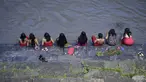 Sejumlah wanita Hindu Nepal mandi suci di sungai Bagmati selama festival Rishi Panchami di Kathmandu (3/9/2019). Di festival ini para wanita berpuasa di siang hari dan berdoa untuk umur panjang untuk suami mereka. (AFP Photo/Prakash Mathema)
