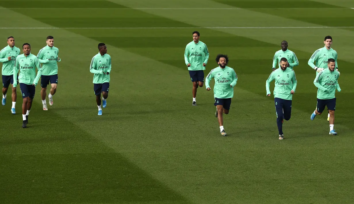 Para pemain Real Madrid melakukan pemanasan selama latihan di Valdebebas di Madrid, Spanyol (5/11/2019). Real Madrid akan melawan wakil Turki, Galatasaray pada Grup A Liga Champions di Estadio Santiago Bernabeu. (AP Photo/Manu Fernandez)