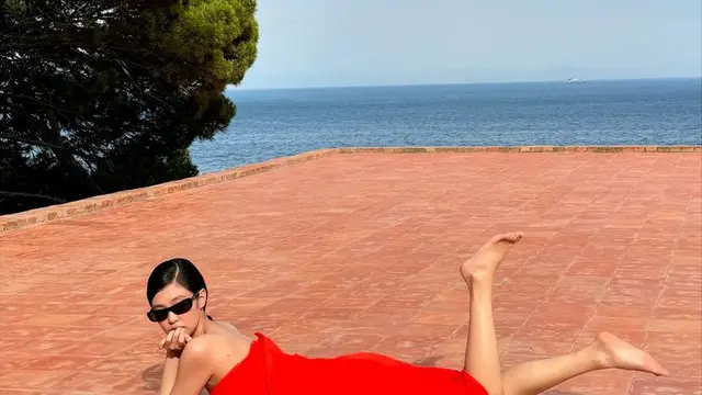 Jennie Blackpink Hanya Mengenakan Handuk. [@jacquemus]