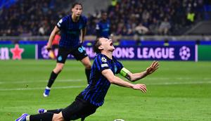 Gelandang Italia Inter Milan, Nicolò Barella terjatuh usai ditangani oleh penyerang Denmark Bodo/Glimt, Kasper Waarst Høgh (tidak ada di foto) pada laga leg kedua playoff Liga Champions UEFA antara Inter Milan dan Bodo/Glimt di Stadion San Siro, Milan, Italia utara, 25 Februari 2026. (PIERO CRUCIATTI / AFP)
