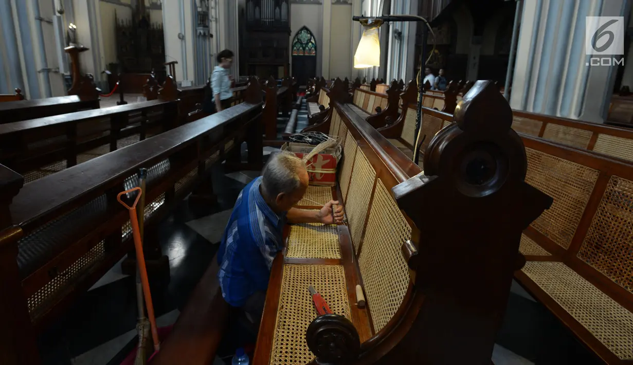 Samin (72) merajut anyaman kursi rotan ibadah umat Kristen di Gereja Katedral, Jakarta, Rabu (27/3) Bilau kerap melakukan perawatan kursi-kursi Katedral yang terbuat dari kayu Jati dengan anyaman rotan. Sudah 8 tahun untuk memberikan kenyamanan untuk bisa beribadah dengan baik. (merdeka.com/Imam Buh