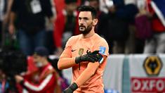 Kiper sekaligus kapten Timnas Prancis, Hugo Lloris resmi pensiun dari Timnas Prancis pada Senin (9/1/2022) waktu setempat. Seiring dengan keputusan tersebut membuat ban kapten skuad Les Bleus resmi lowong. Berikut ini kandidat kuat kapten Timnas Prancis setelah Hugo Lloris pensiun. (AFP/Gabriel Bouys)