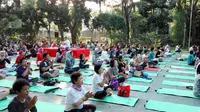 Acara yoga bersama di Taman Menteng, Jakarta pada Sabtu, 17 Juni 2017 dalam rangka Hari Internasional Yoga. (Foto: Liputan6.com/Fitri Haryanti Harsono)