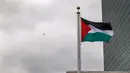 Bendera Palestina berkibar untuk pertama kali di Markas Besar PBB di Manhattan, New York, Rabu (30/9/2015). Upacara pengibaran bendera ini disaksikan Presiden Palestina Mahmoud Abbas dan Sekjen PBB Ban Ki-moon.(REUTERS/ Carlo Allegri)