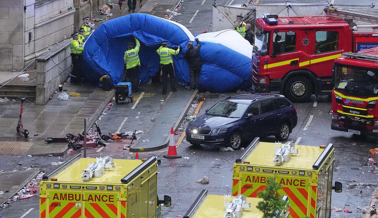 Insiden ini terjadi di Water Street, saat ratusan ribu fans The Reds memadati jalan untuk menyambut para pemain yang melintasi kota dengan bus atap terbuka. (AP Photo/Jon Super)