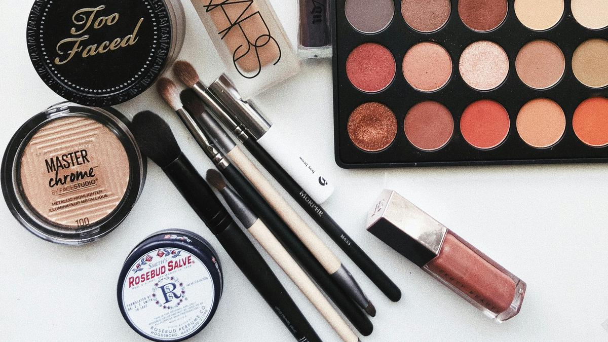 Benarkah Salat Idulfitri Sah Meski Pakai Makeup? Simak Penjelasan Para Ulama