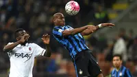 Gelandang Inter Milan, Geoffrey Kondogbia, mengontrol bola saat melawan Bologna pada laga Serie A di Giuseppe Meazza Stadium, Italia, Sabtu (12/3/2016). (EPA/Daniele Mascolo)