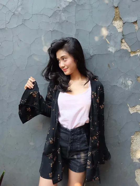 Zulfa Maharani, perempuan kelahiran 10 Desember 1999 ini selalu tampil kekinian dan sesuai dengan usianya. Sepertinya, si cantik yang satu ini juga akan menjadi idola baru para lelaki.  (Instagram/zulfamaharani)