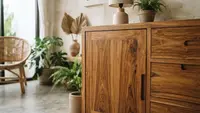 Tips Desain Interior untuk Kabinet Kayu Alami yang Estetik & Tahan Lama, Klasik dan Fungsional
